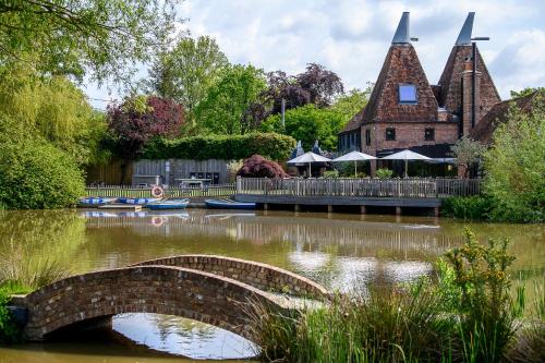 Vineyard Oast Sleeps 25, Wavehorne