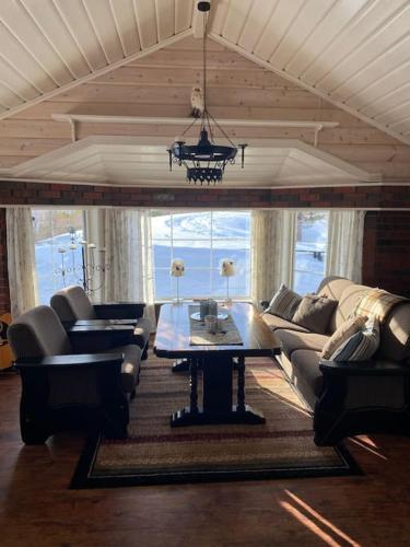 Flott og romslig hytte med særpreg i Lønsdal