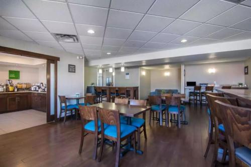 Comfort Inn & Suites Calgary South - image 3