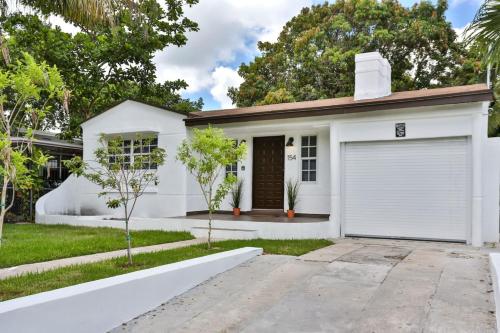 Modern Rock Themed House W Hot Tub Huge Yard in Miami, USA