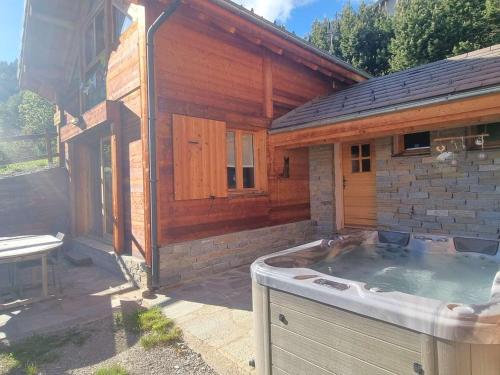 Chalet 6 pers avec SPA, terrasse plein sud à Saint-Michel-de-Chaillol - FR-1-393-22 (Chalet 6 pers avec SPA, terrasse plein sud a Saint-Michel-de-Chaillol - FR-1-393-22) in แซ็ง-มิเชล-เดอ-แชยอล