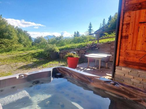 Chalet 6 pers avec SPA, terrasse plein sud à Saint-Michel-de-Chaillol - FR-1-393-22 (Chalet 6 pers avec SPA, terrasse plein sud a Saint-Michel-de-Chaillol - FR-1-393-22) in แซ็ง-มิเชล-เดอ-แชยอล