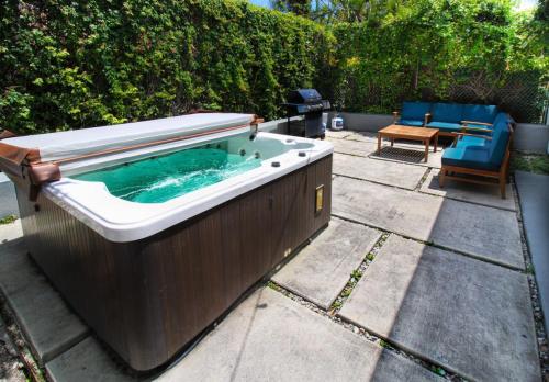 4Bed 3Bath Coral Gables Area Stunning With Hot Tub in Miami, USA