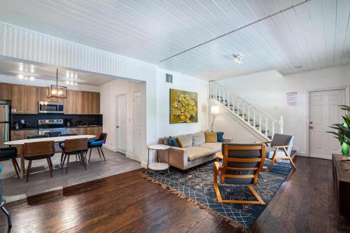 Classic West Brickell Mansion, Sleeps 15 in Miami, USA