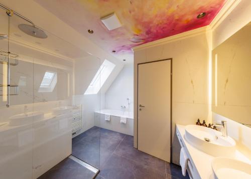 Junior Suite with Balcony image 9