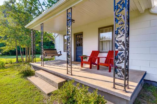 Charming Virginia Retreat with Covered Porch and Yard! in ฟาร์มวิลล์ (เวอร์จิเนีย)