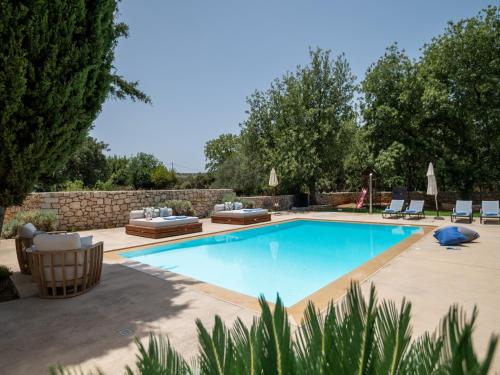Villa Ellie - heated pool, playground, garden & BBQ!, Vederoi