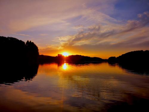 Skats, Les cabanes au bord du lac in Laroquebrou