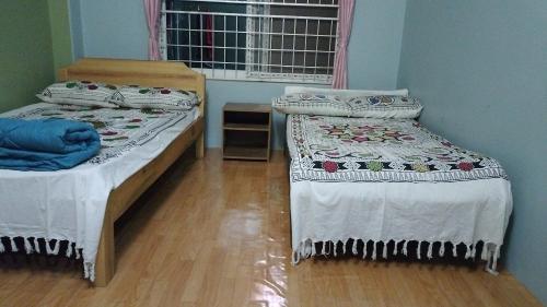2 double beds, 1 twin bed