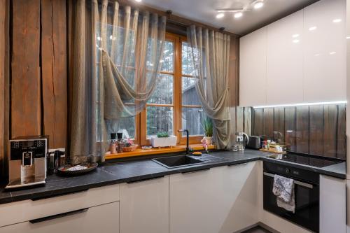 virtuve, Lejasligas Weekend Home in Ratnieki