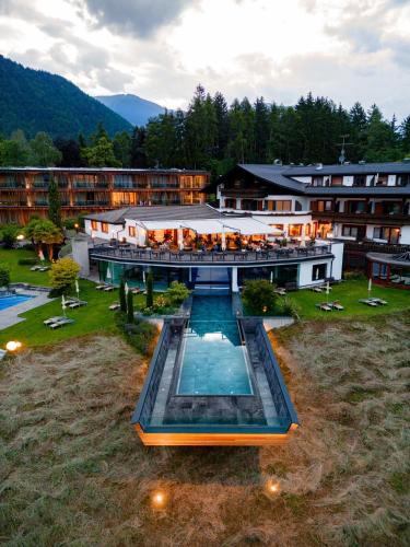 外部景觀, Hotel Der Waldhof in 拉娜