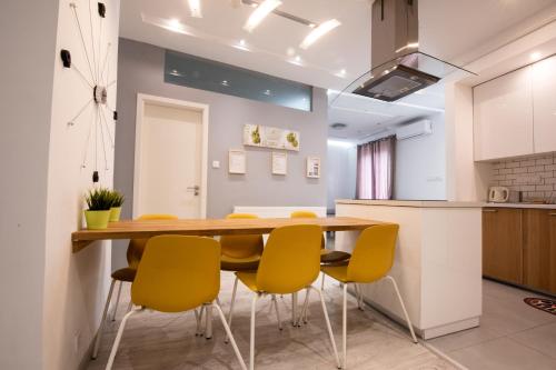 Modern Downtown Retreat at Akácfa 36 4