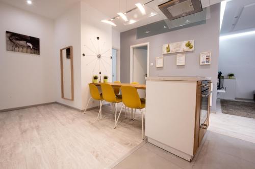 Modern Downtown Retreat at Akácfa 36 2