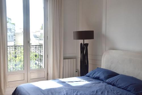 Elegant Haussmann Parisian flat close Eiffel Tower - image 4