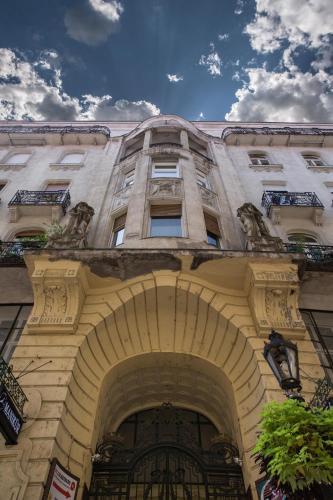 Boutique Apartment - image 12
