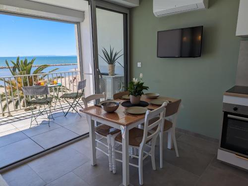 Studio Apartment with Sea View image 10