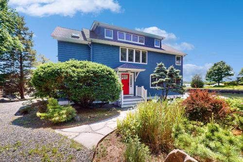 Waterfront Escape - The Views! in Gloucester, USA