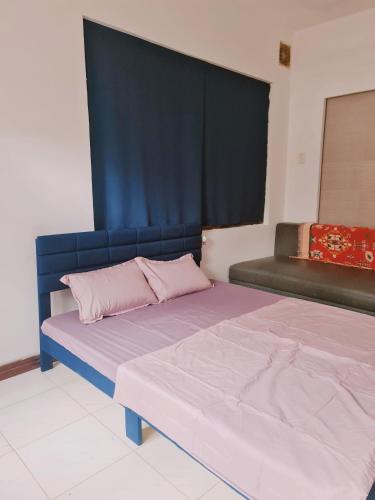 1 queen bed, 1 sofa bed
