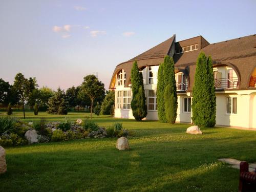 Зовнішній вигляд готелю, Hotel Ovit in Кестхей