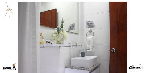 Depa Monserrate - Charming Historic Nest with Breathtaking Mountain Views - Apartaestudio