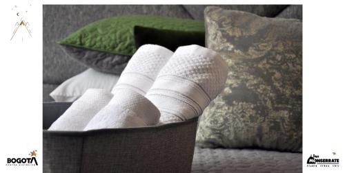 Depa Monserrate - Charming Historic Nest with Breathtaking Mountain Views - Apartaestudio