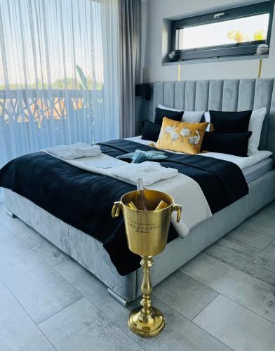 1 queen bed, 1 sofa bed