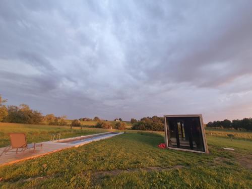 Swimming pool, Un loft original au milieu des vignes in Bellefond