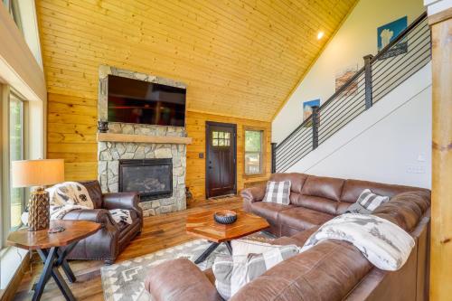 Mountain-View Fleetwood Retreat with Deck and Grill in Fleetwood, USA