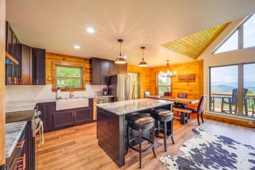 Mountain-View Fleetwood Retreat with Deck and Grill in Fleetwood, USA