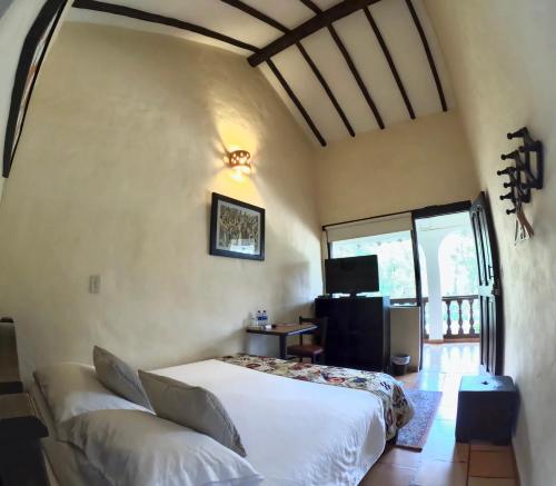 Small Single Room image 7