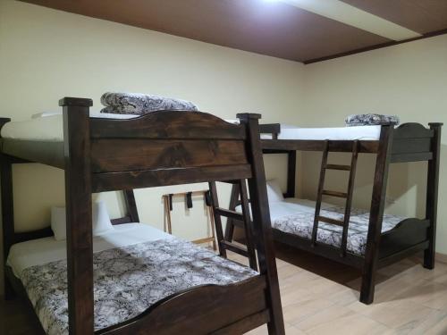 8 twin beds