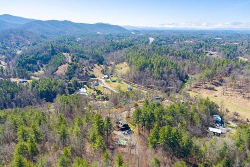 New Spacious Modern 1-Story Cabin! in Weaverville, USA
