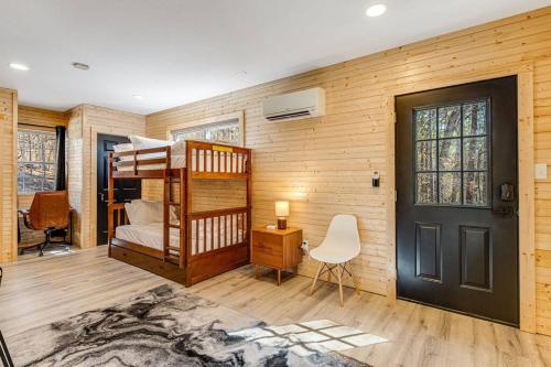 New Spacious Modern 1-Story Cabin! in Weaverville, USA
