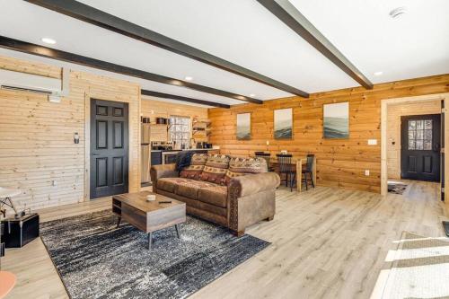 New Spacious Modern 1-Story Cabin! in Weaverville, USA