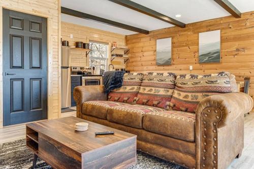 New Spacious Modern 1-Story Cabin! in Weaverville, USA