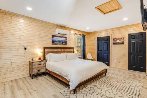 New Spacious Modern 1-Story Cabin! in Weaverville, USA