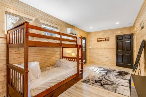 New Spacious Modern 1-Story Cabin! in Weaverville, USA