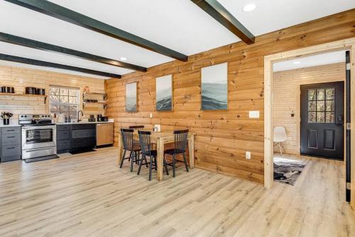 New Spacious Modern 1-Story Cabin! in Weaverville, USA