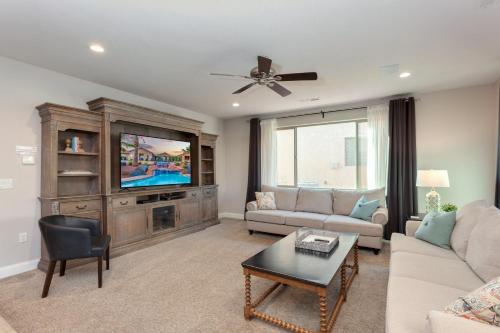 96 PV Luxury Getaway with Private Hot Tub Ping Pong Community Pool Water Park and Lazy River - image 3