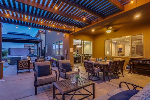 96 PV Luxury Getaway with Private Hot Tub Ping Pong Community Pool Water Park and Lazy River - main image