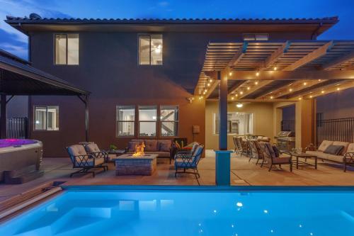 96 PV Luxury Getaway with Private Hot Tub Ping Pong Community Pool Water Park and Lazy River - image 8