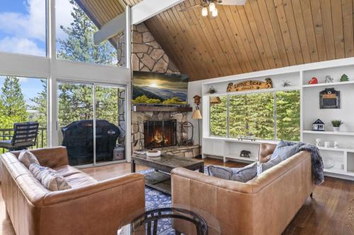 Luxe Mountain Retreat Lake Village Close Game Room AC Backs up to trails in Lake Arrowhead, USA