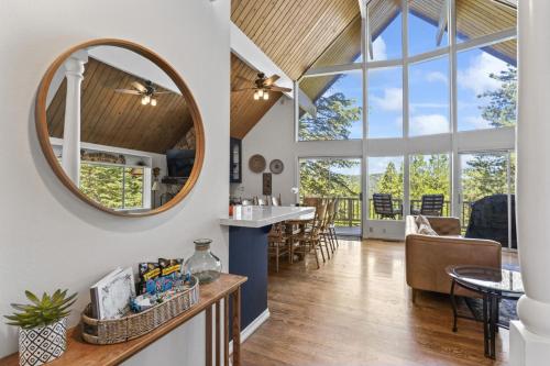 Luxe Mountain Retreat Lake Village Close Game Room AC Backs up to trails in Lake Arrowhead, USA