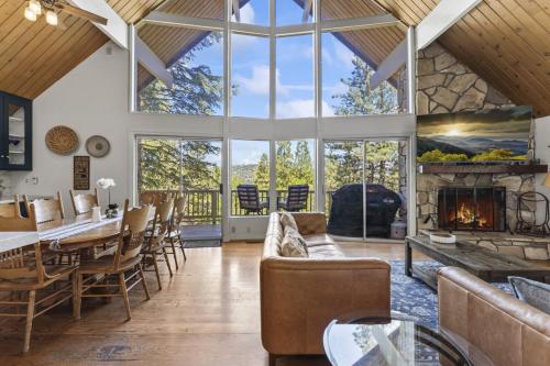 Luxe Mountain Retreat Lake Village Close Game Room AC Backs up to trails in Lake Arrowhead, USA
