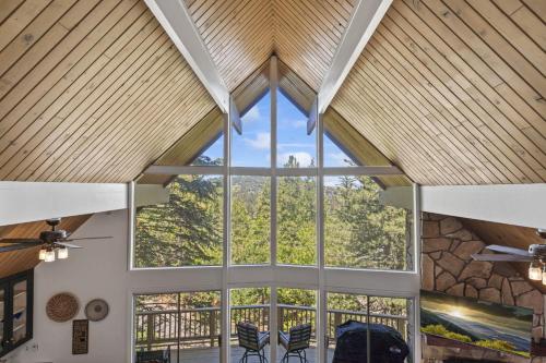 Luxe Mountain Retreat Lake Village Close Game Room AC Backs up to trails in Lake Arrowhead, USA