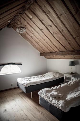 2 bedrooms, 4 beds