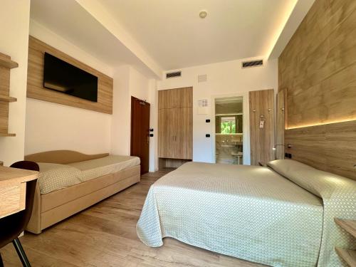 1 queen bed, 1 twin bed