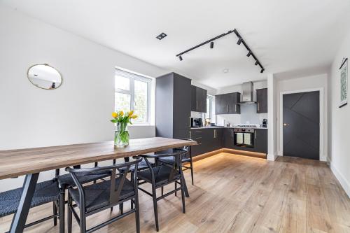 Arte Stays - Serviced Apartments for Leisure and Business - Private Parking - 12 minutes walking from Wembley Stadium, Londyn