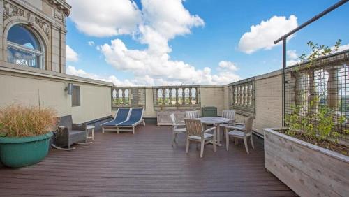 Landing at 275 on the Park - Annex - 1 Bedroom in De Baliviere Place in Tower Grove, USA