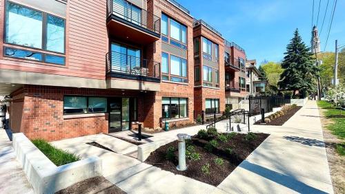 Landing at Baricelli - 2 Bedrooms in University Circle in Cleveland, USA